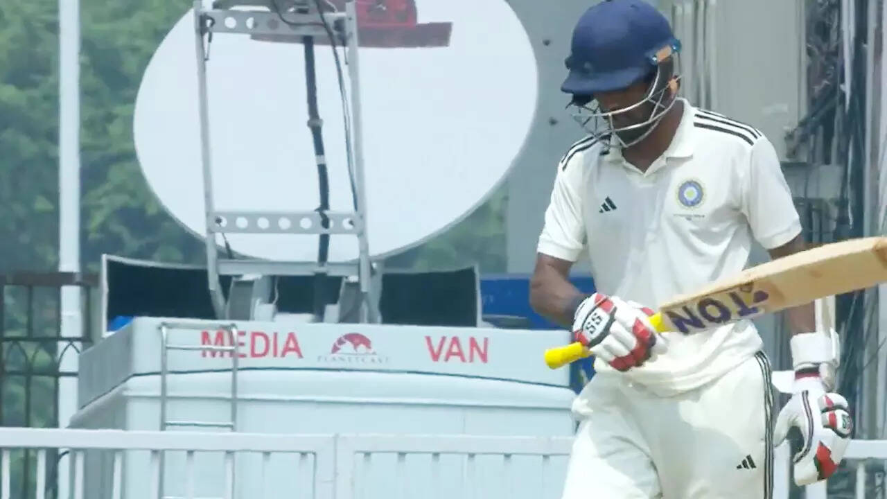 Abhimanyu Easwaran misses out on a double century - WATCH