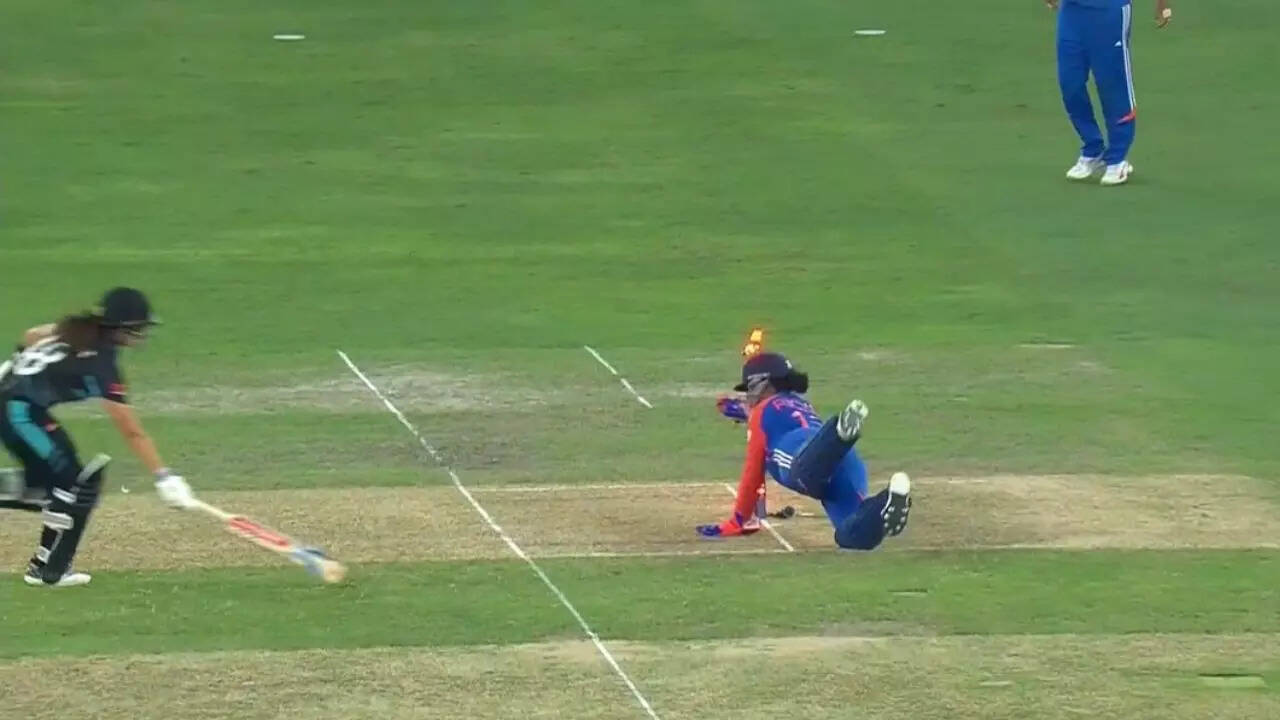 'Kya umpiring hai ye': Social media erupts after Amelia Kerr run-out call