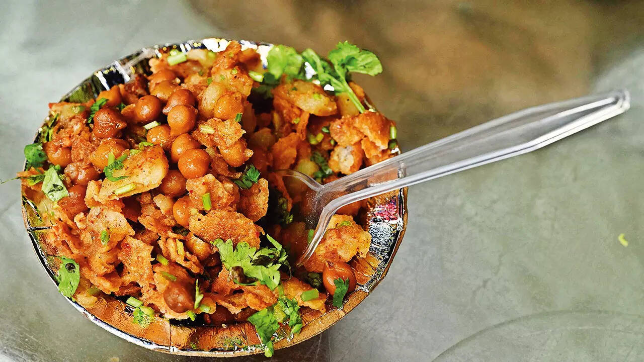Chur mur is one of the snacks to try during a Bengali food haul