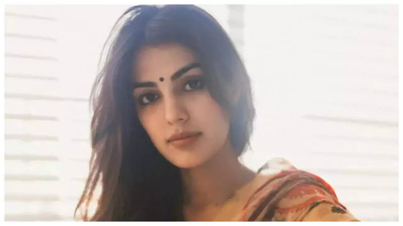 Delhi police summons Rhea Chakraborty for questioning
