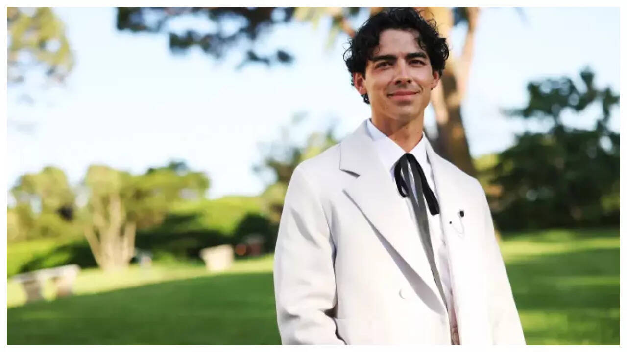 Joe Jonas engages in playful banter with a fan