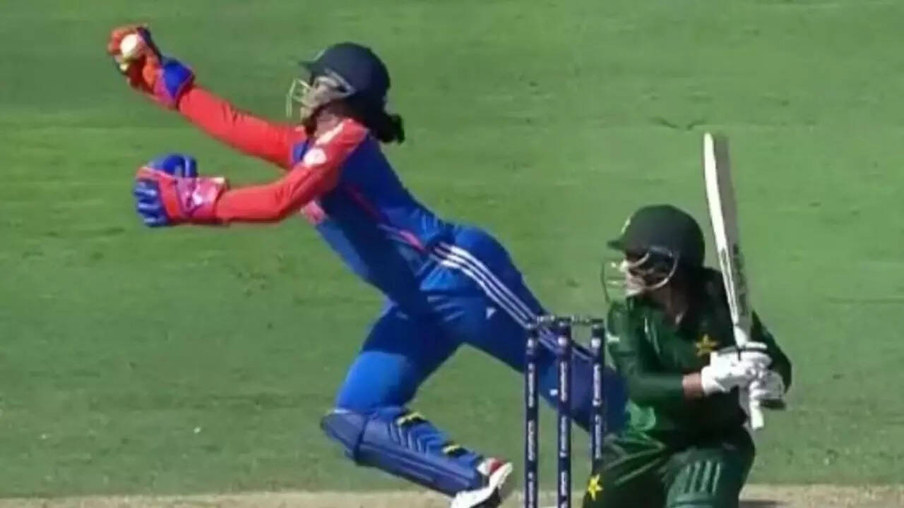 Mad reflexes! Richa Ghosh pulls off a one-handed screamer vs Pakistan. Watch