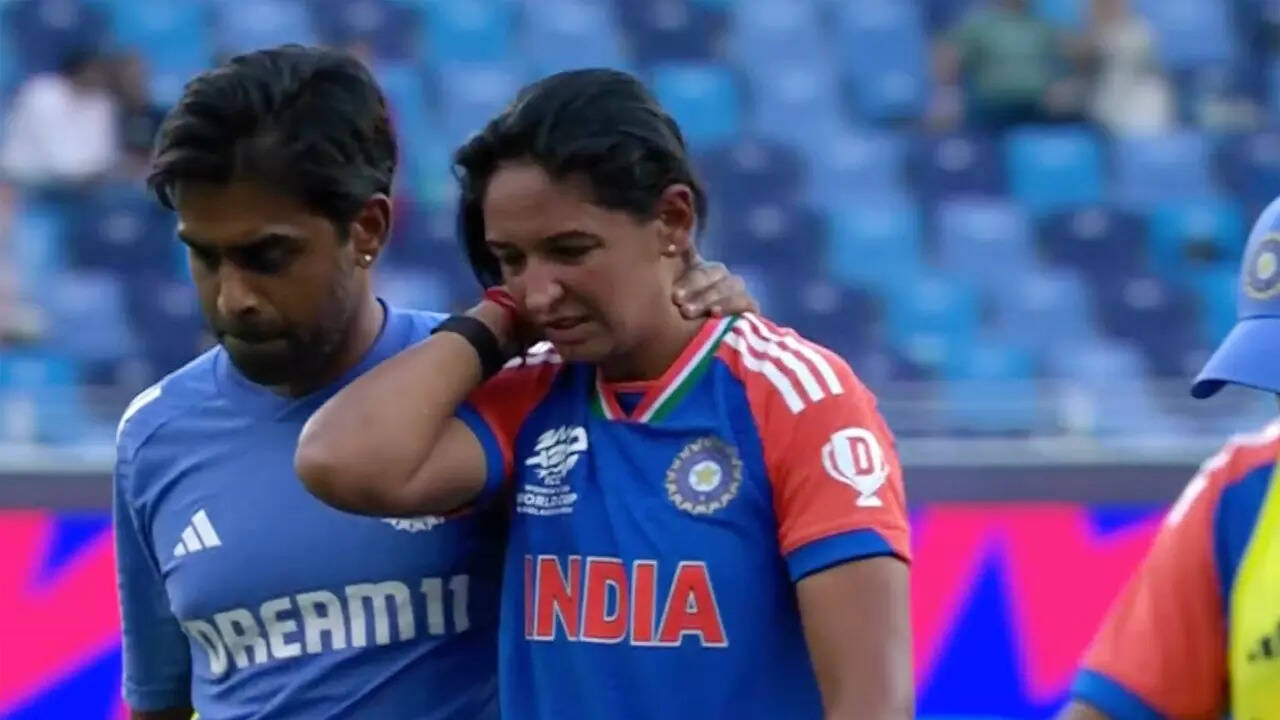 Injury scare for India as Harmanpreet walks off clutching her neck