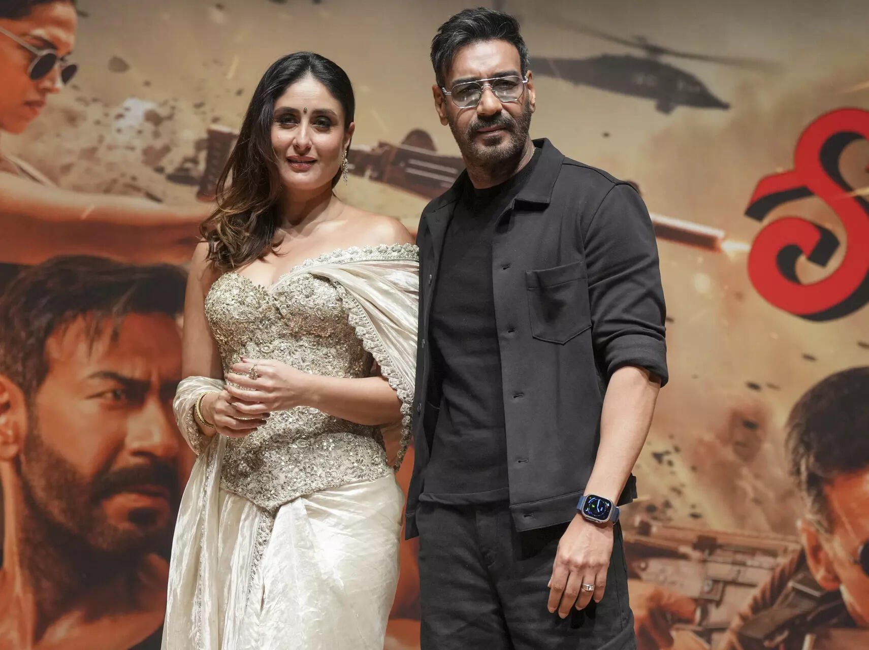 Kareena's sari trend of the season - sari with a corset