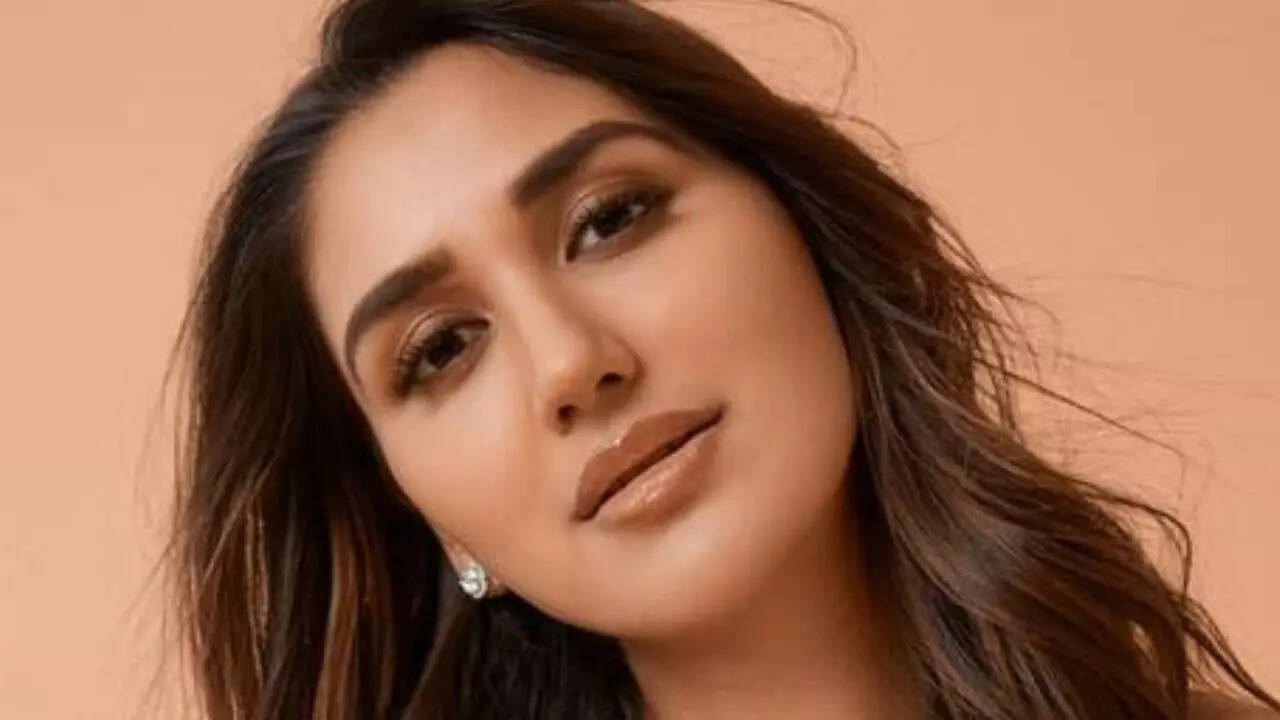 Nikita Dutta dances to Shah Rukh's iconic song