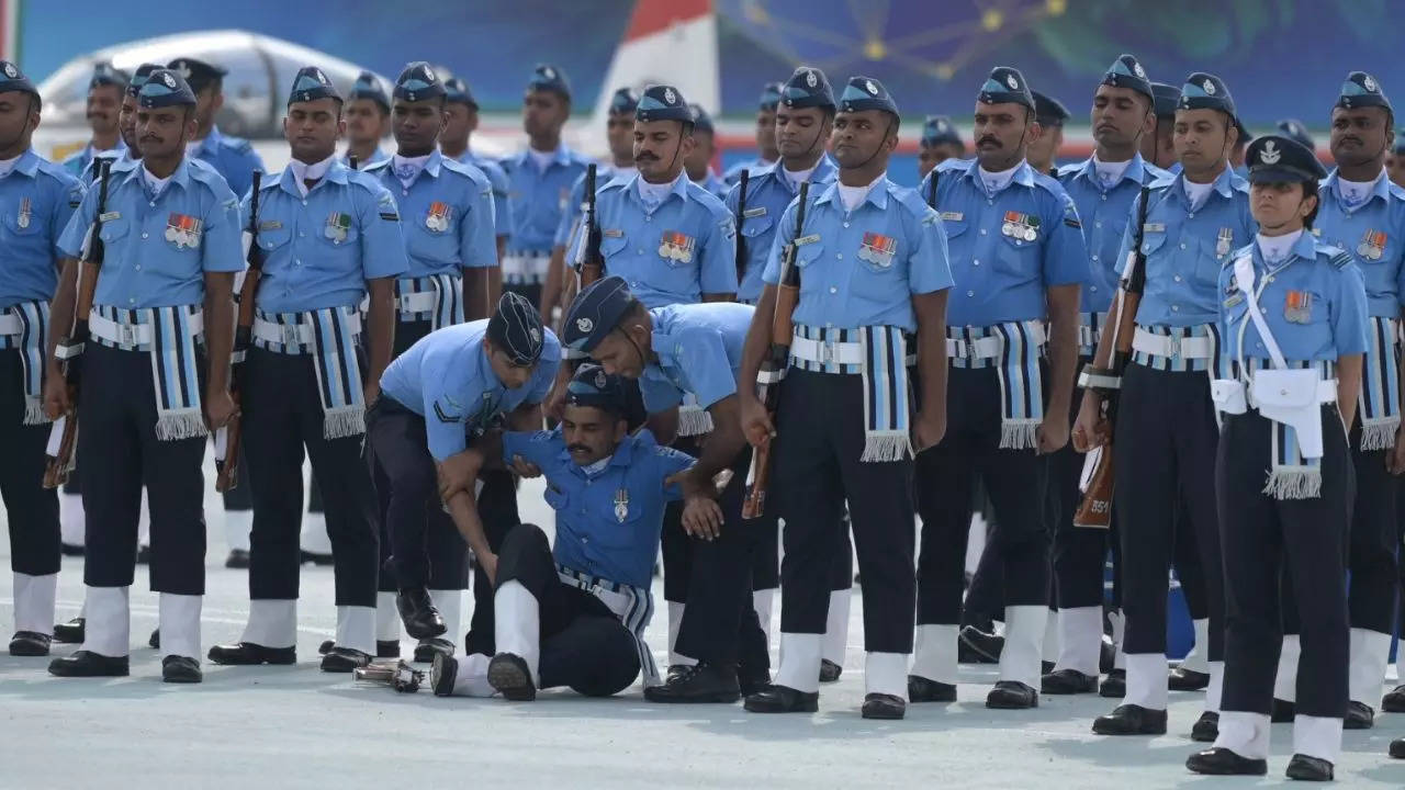 2 combattants de l'air s'évanouissent lors d'un défilé à la gare IAF de Chennai thumbnail