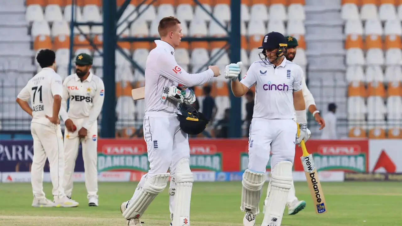 1st Test: Pakistan amass 556, England reply strongly despite Pope, Duckett blows