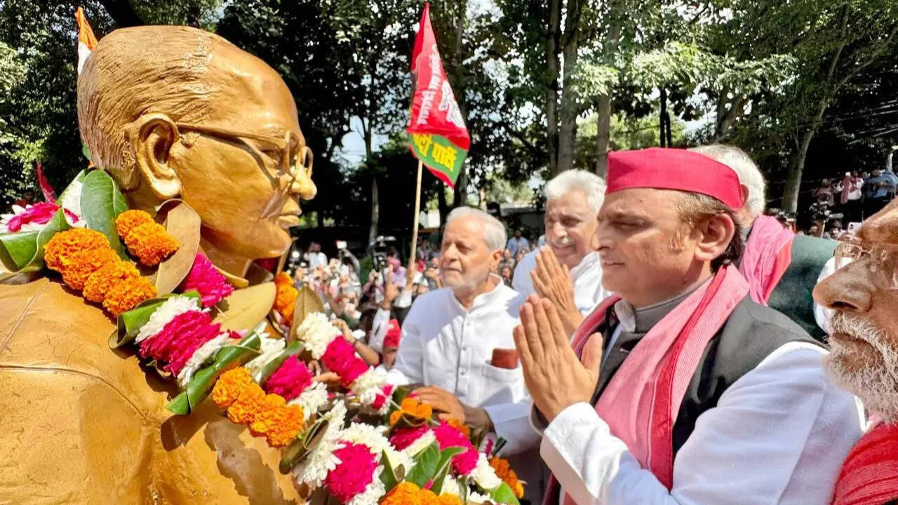 Yogi-Akhilesh face-off: Defiant SP chief garlands Jai Prakash Narayan statue