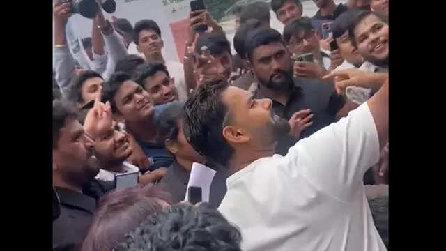 Rishabh Pant delights fans with group selfie - Watch