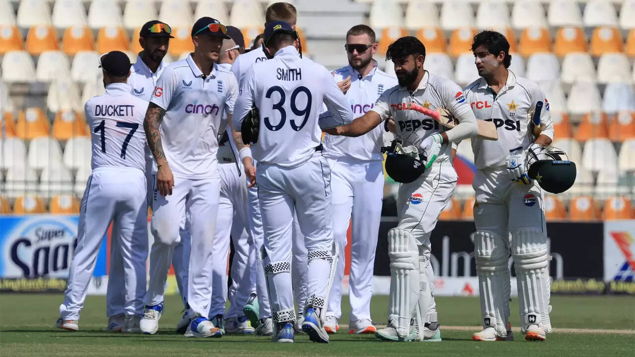 'The whole world is laughing': Kamran Akmal lambasts Pakistan