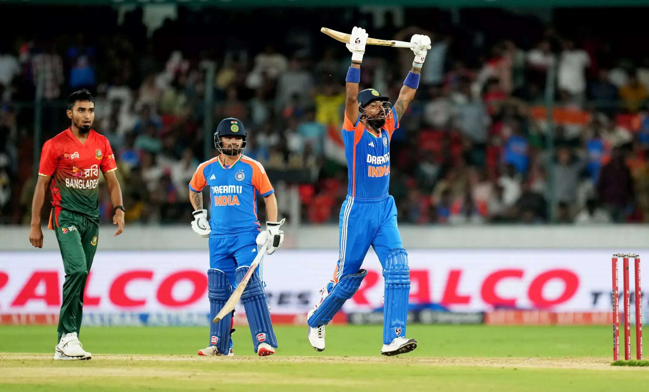 'Ab ki baar 300 paar': Fans go crazy as India pile up 297