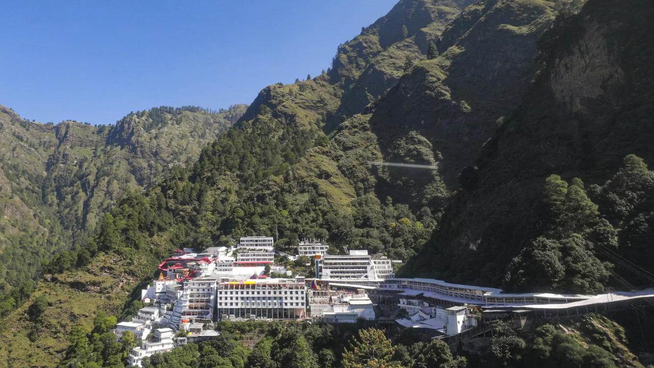 Over 4 lakh devotees throng Vaishno Devi during Navaratri; world peace yagya ends