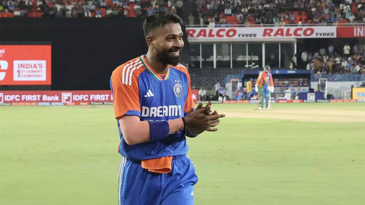 Hardik Pandya clicks selfie with ball boy mid-match