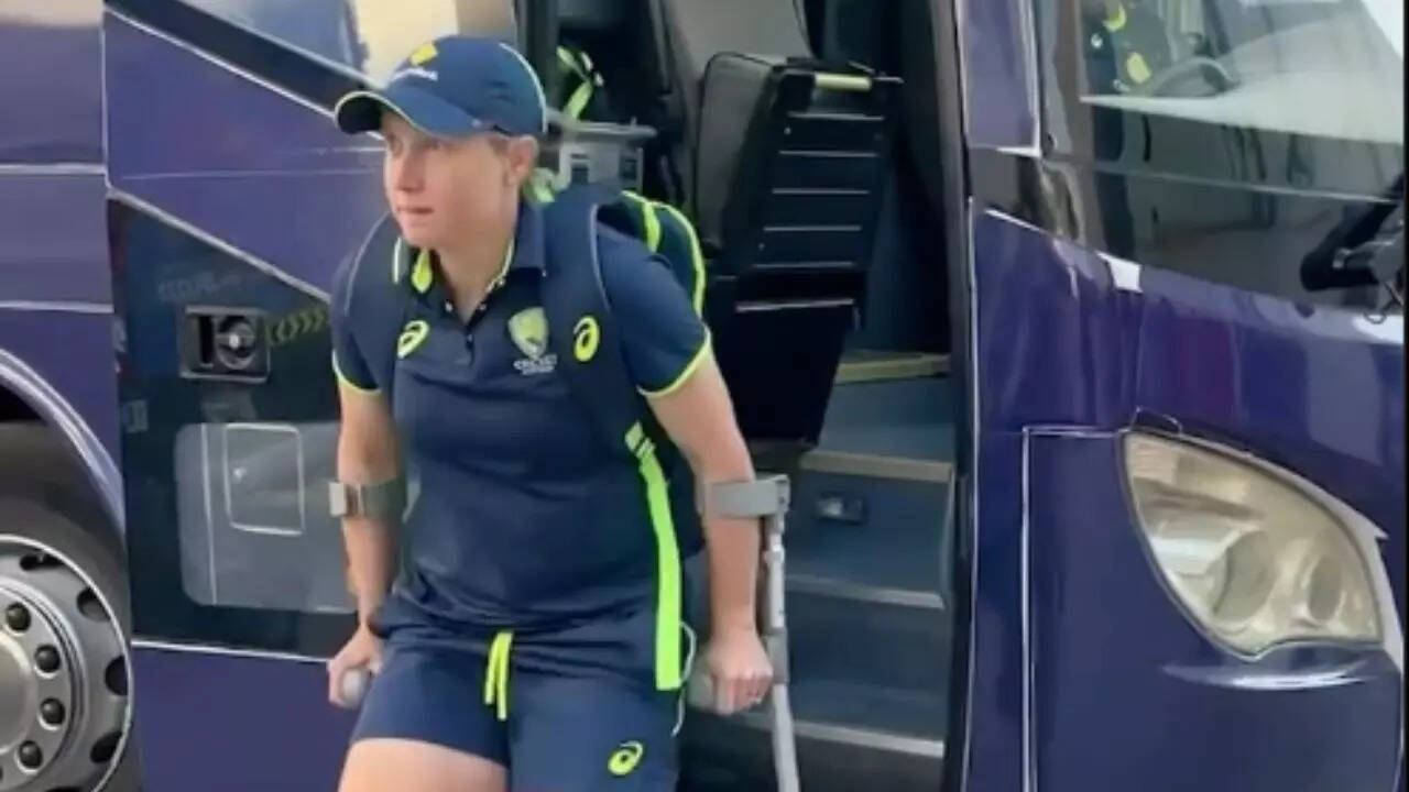 Watch: Alyssa Healy seen on crutches ahead of Ind vs Aus match