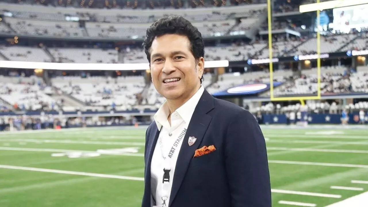 Sachin Tendulkar receives honour from Dallas Cowboys at NFL match