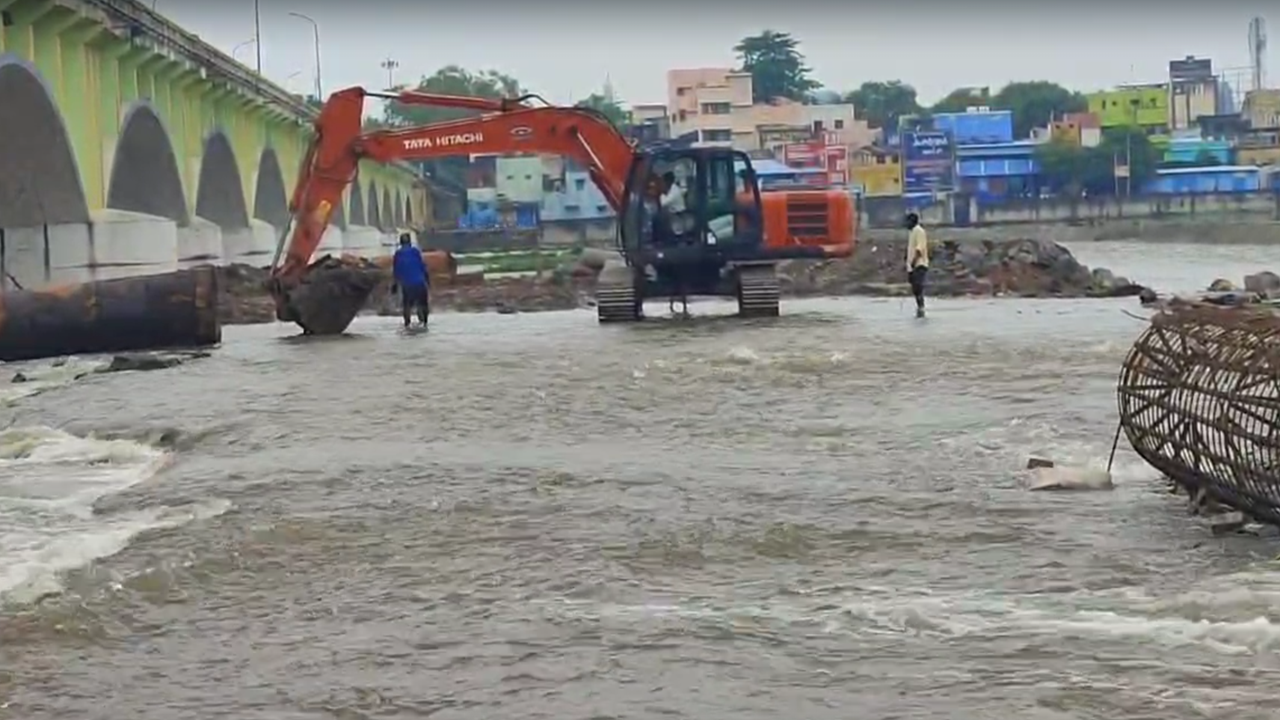 IMD issues 'red' alert for Chennai, 8 other Tamil Nadu districts