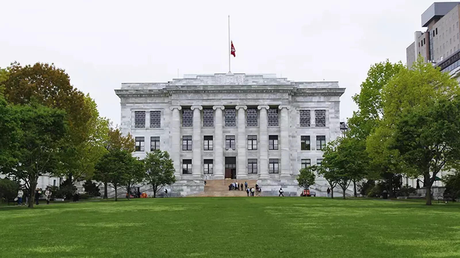 Harvard or Johns Hopkins: Which University Offers Superior Pharmacy & Pharmacology Programmes for US Students?