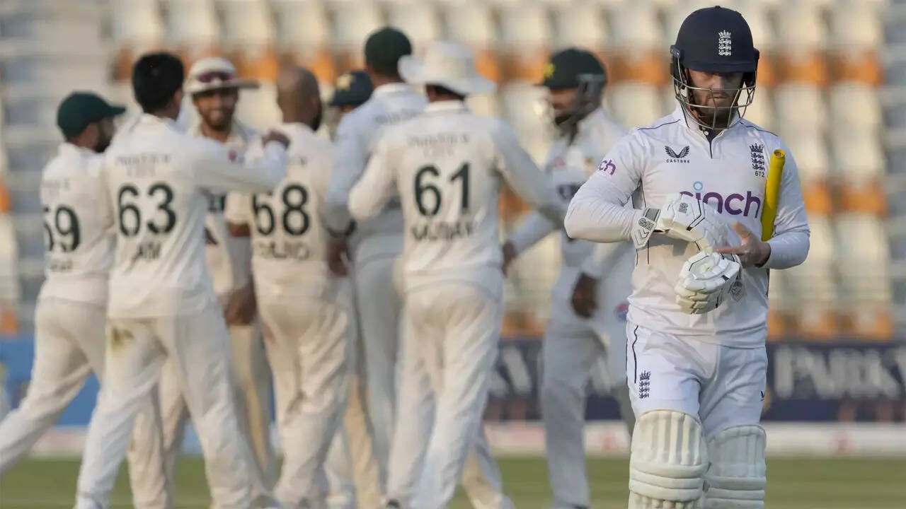 2nd Test: England stutter in victory pursuit, Pakistan in charge