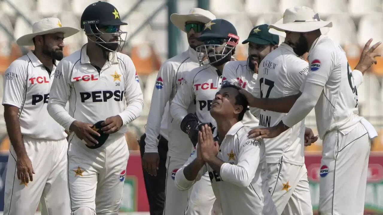 'Pehli dafa akal aayi': Pakistan's win over England delights experts