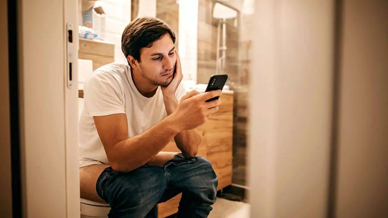 Most people use phones in the bathroom: 5 good and bad facts about it