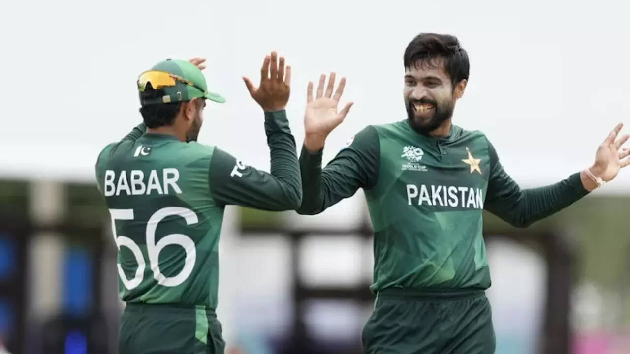 'Yaar ghatia soch khatam karo': Pak pacer Amir to Babar critics