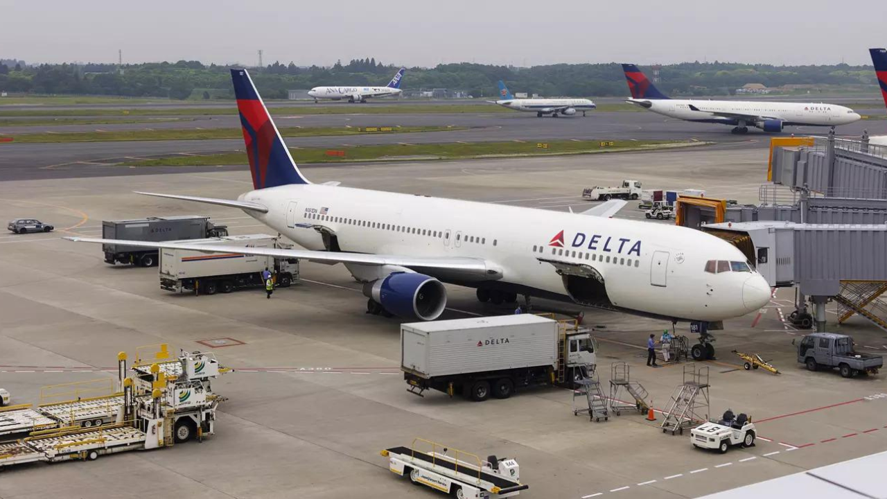 Delta flight asks Marine Corps veteran to change her 'threatening' t-shirt or get down