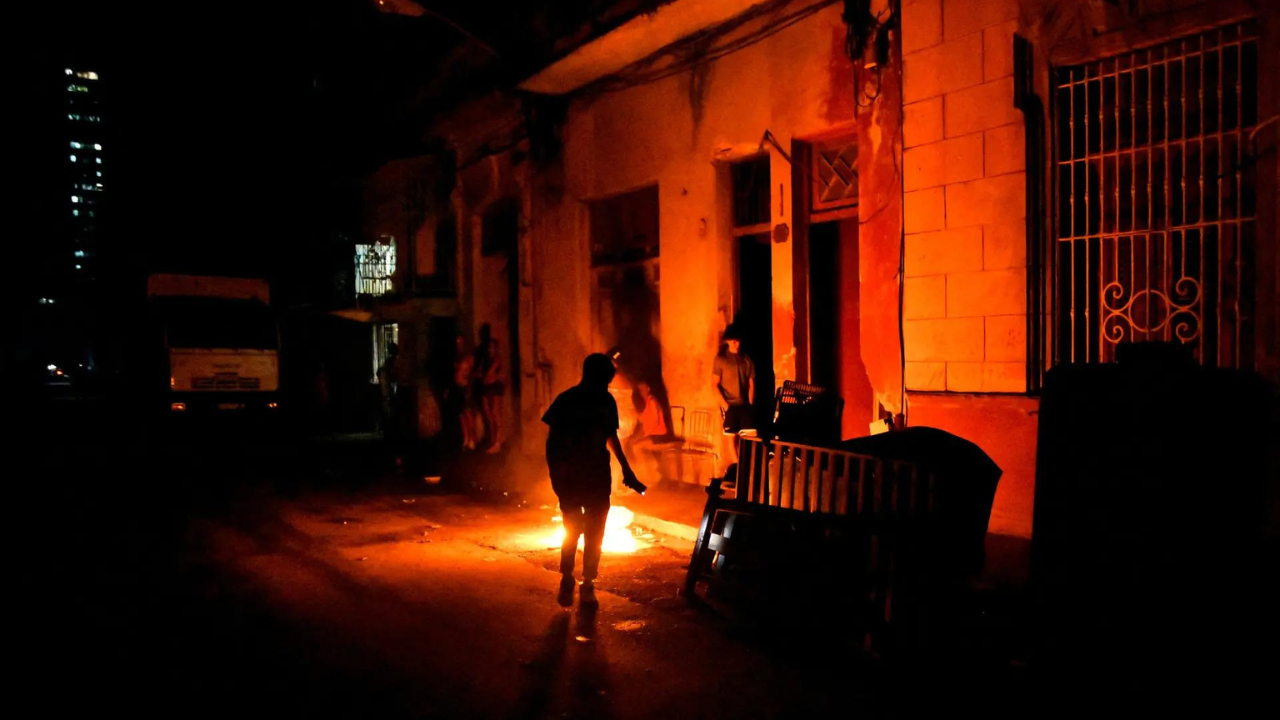 Hurricane set to hit Cuba amid national blackout