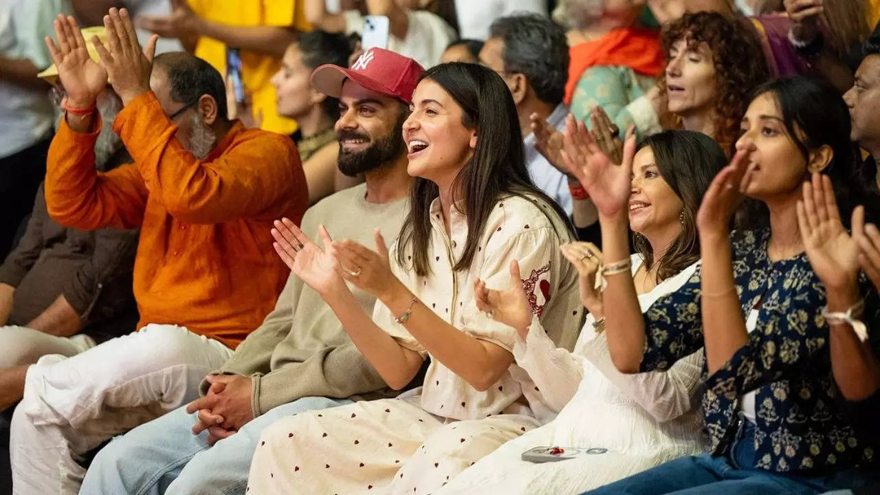 Watch: Virat, Anushka attend Krishna Das kirtan