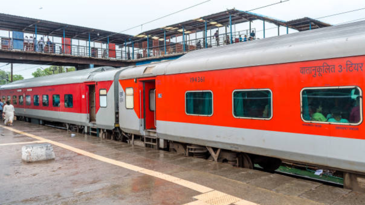 Indian Railways washes blankets monthly: Health risks for train travelers