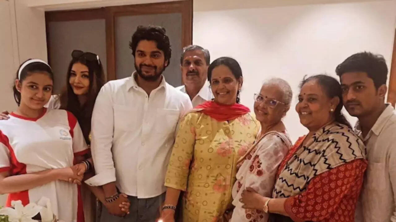 Aish attends a b'day party with Aaradhya sans Abhishek