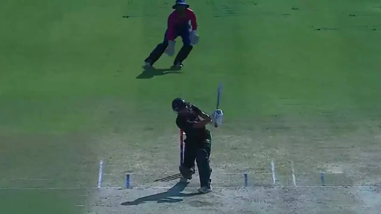 Spectacular Six! Haris mimics Kohli's signature stroke