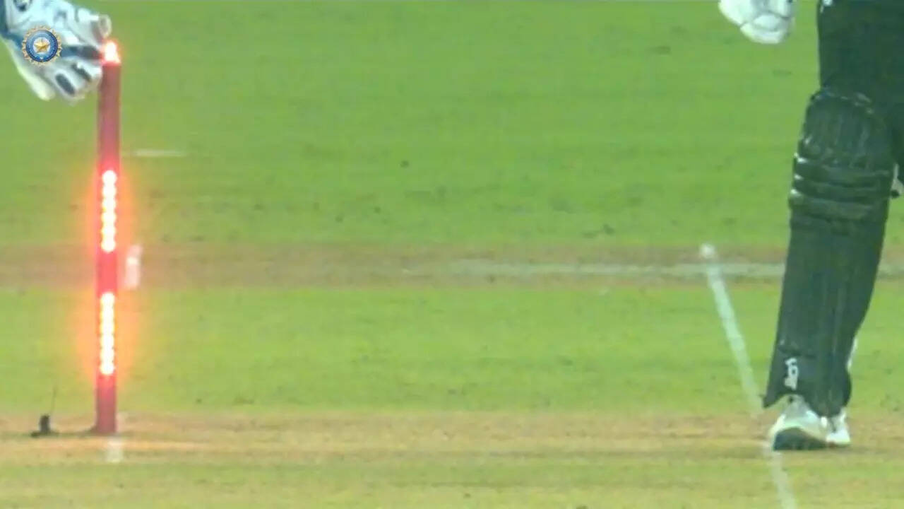 Watch: Deepti-Bhatia display sharp presence of mind for run out