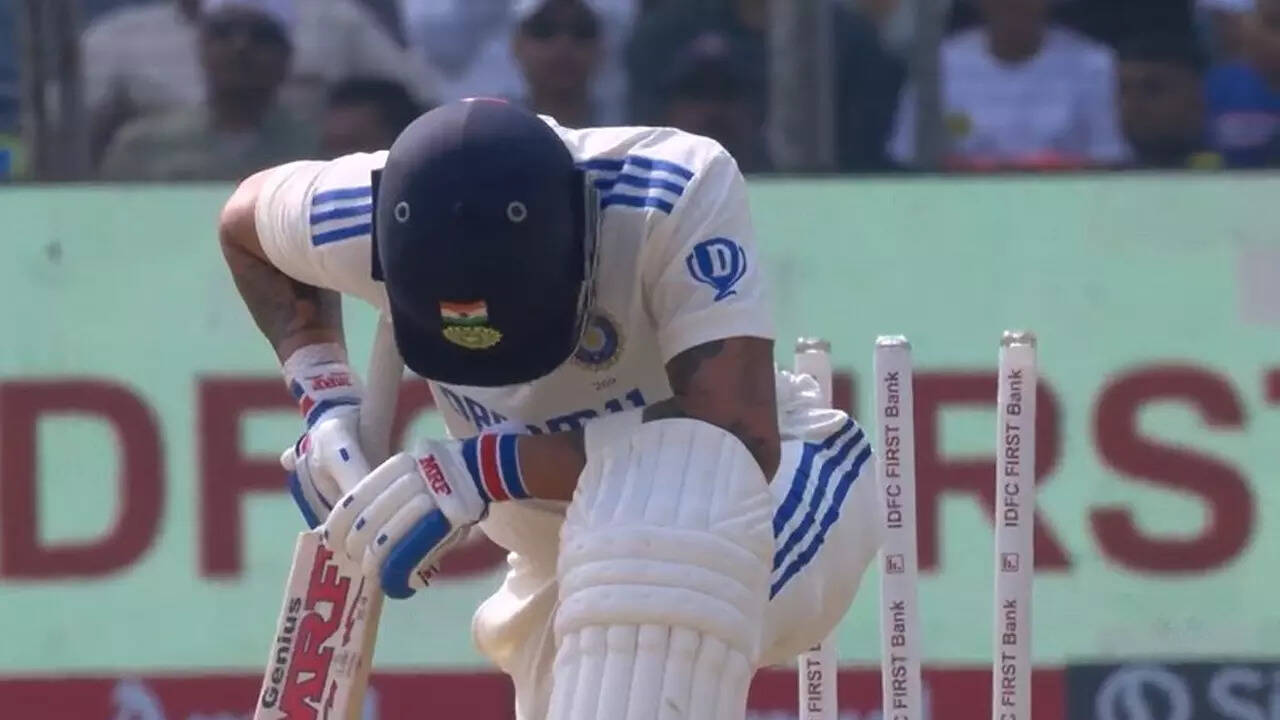 Virat Kohli misjudges full toss, walks back fuming - WATCH