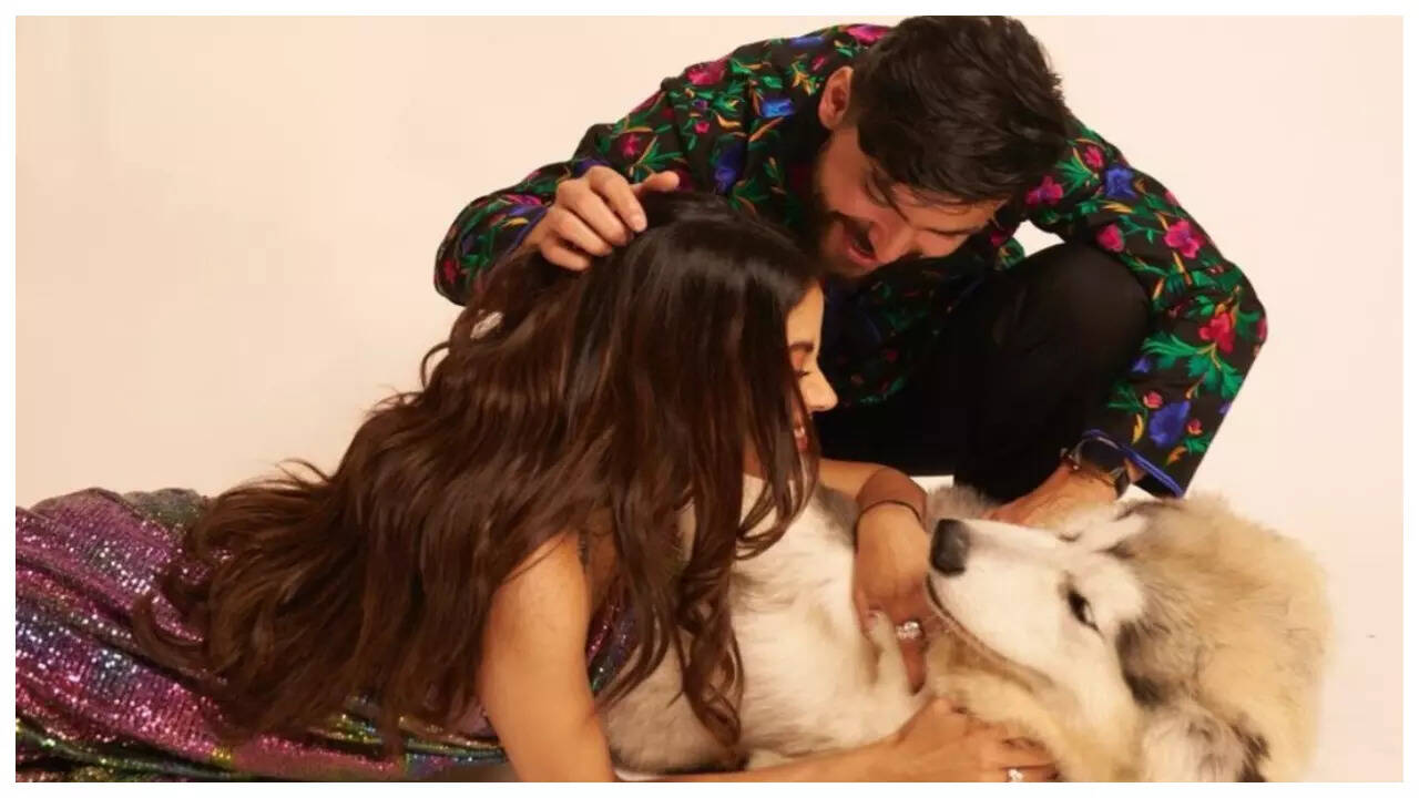 Shikhar Pahariya plays with Janhvi Kapoor's hair!