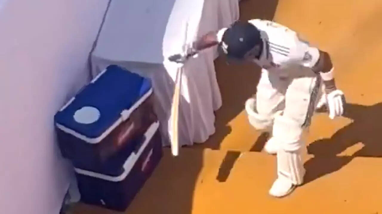 Kohli smashes bat on water box in frustration. Watch