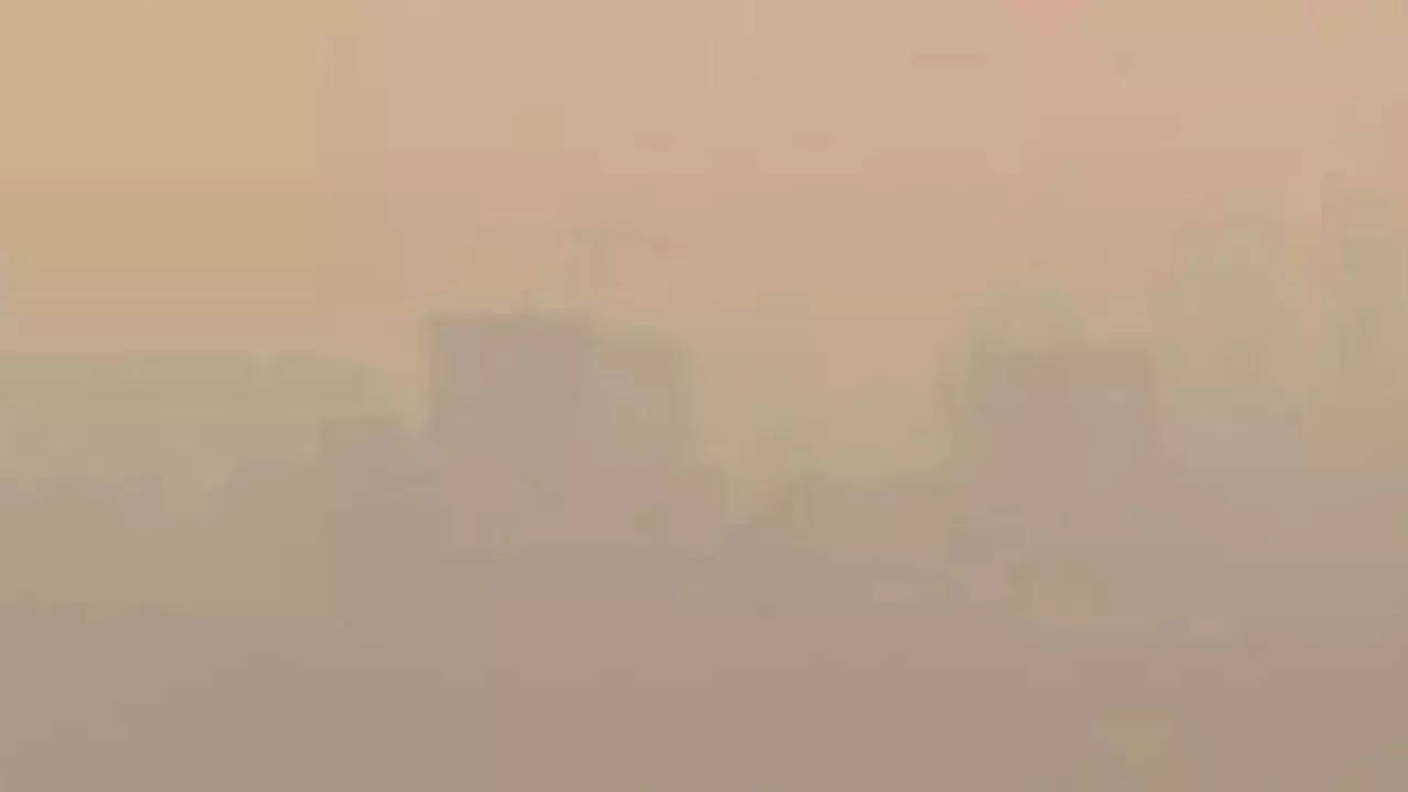 Mumbai air pollution: City wakes to layer of smog; AQI strikes at 131 .