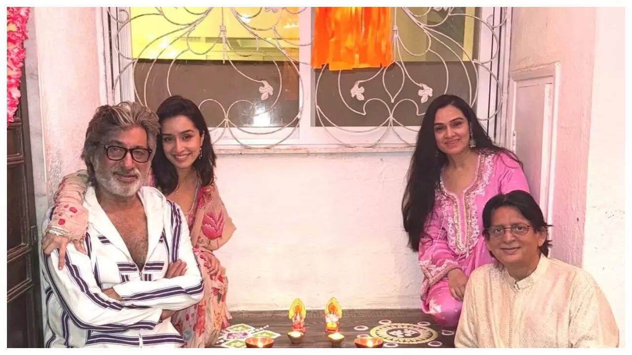 Shraddha lights up Diwali with family: pics