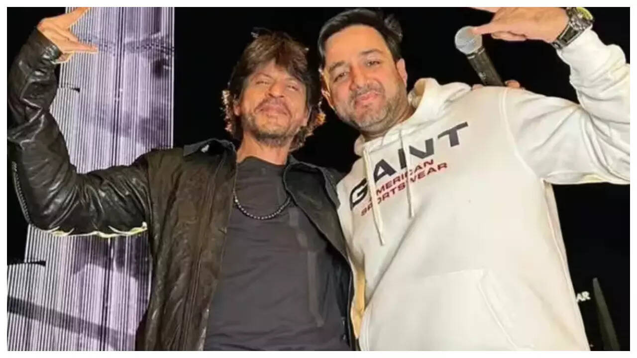 Siddharth Anand hosts a b'day bash for SRK
