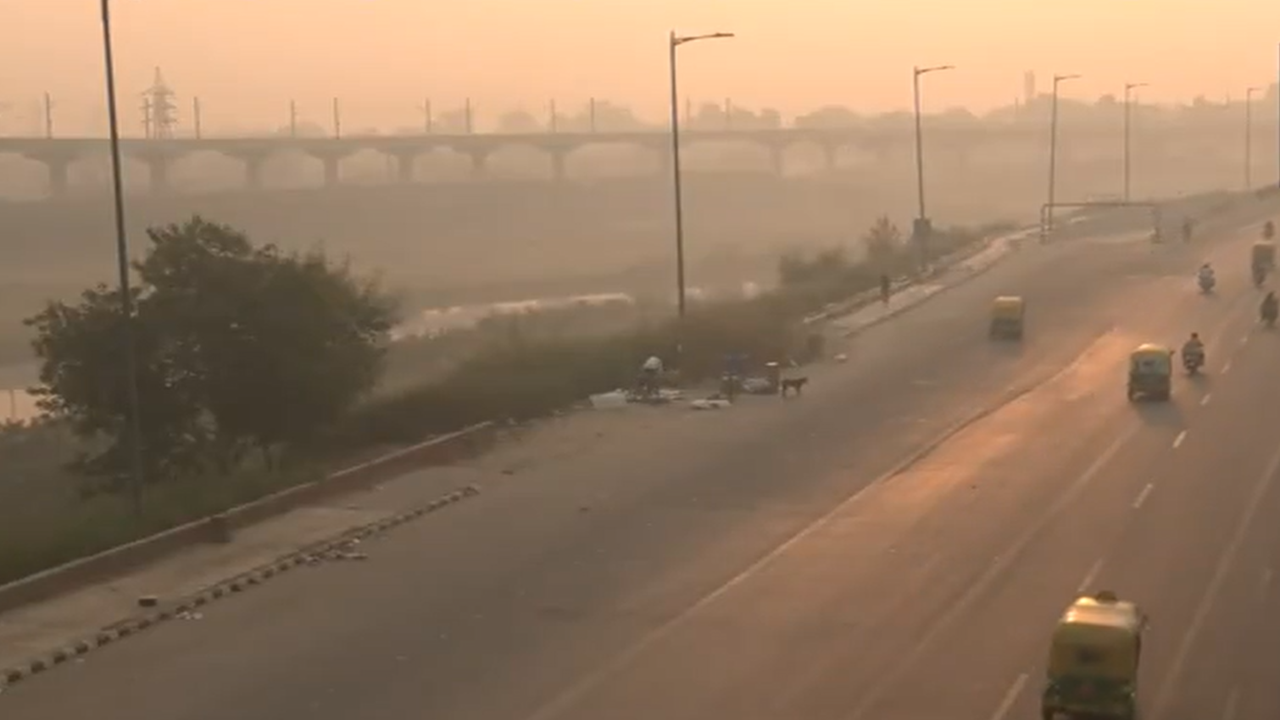Delhi air pollution: AQI at 364, residents face difficulty in breathing