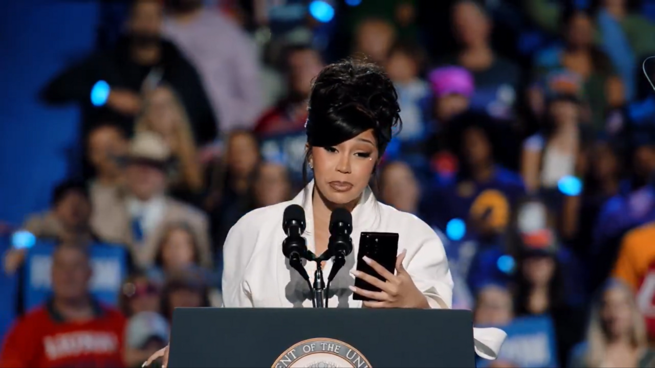 Cardi reacts to teleprompter glitch at rally for Kamala