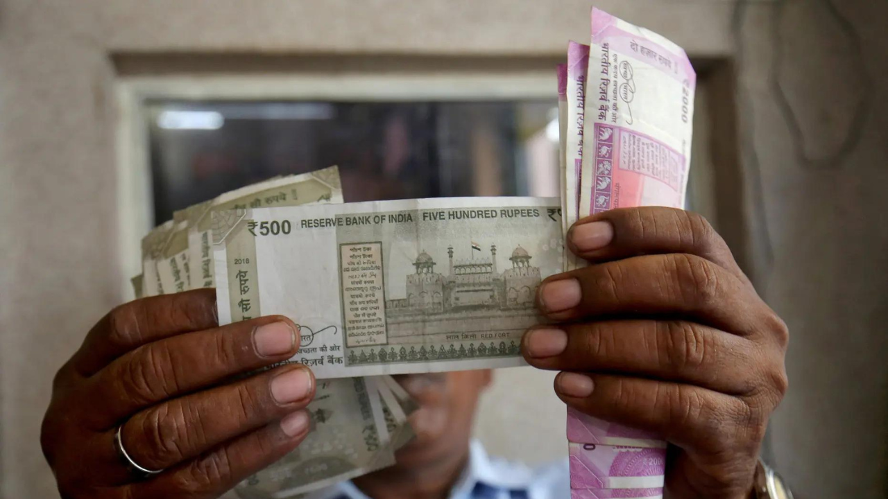 Rupee declines to new low of 84.11/$ amid uncertainty