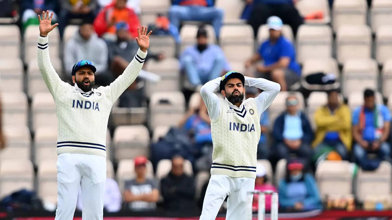 'Apne heroes ko zeroes mat banao': Rohit, Virat get support