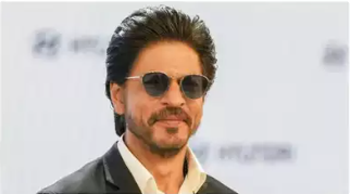 SRK receives death threat: Cops barricades surround Mannat