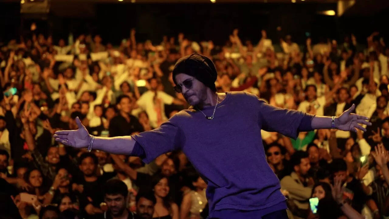 Fans support SRK's decision of not greeting fans on b'day