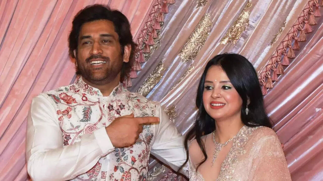 Viral Video: Dhoni's wife Sakshi wins hearts with humble gesture