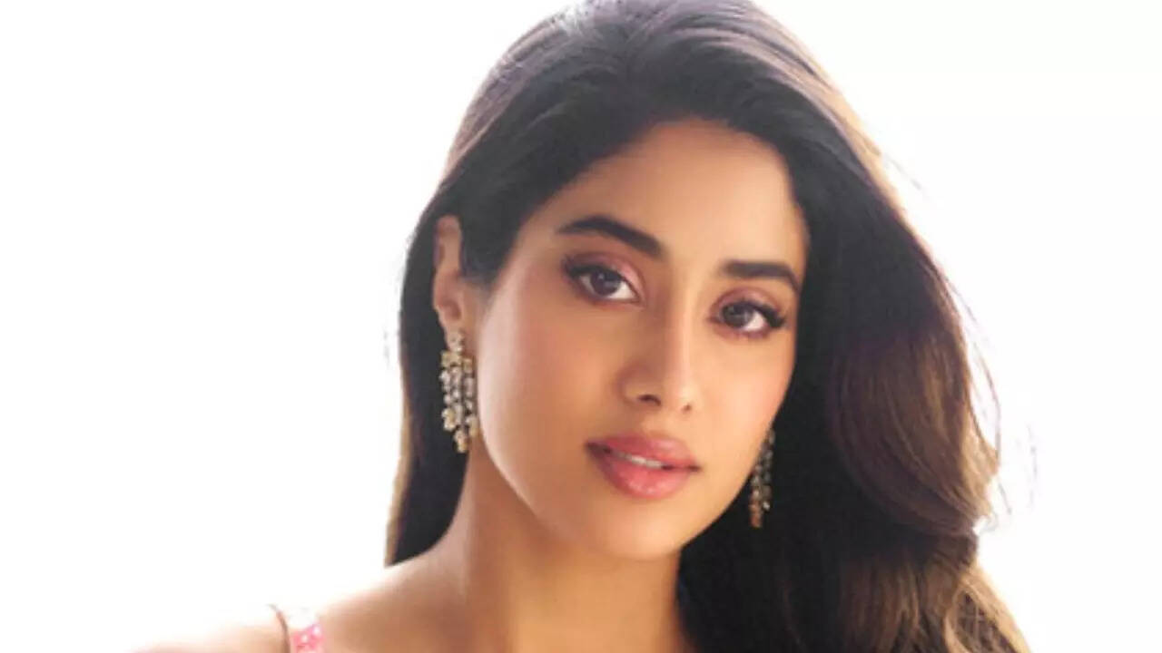 Janhvi visits Anjaneya Swamy Temple in Hyderabad