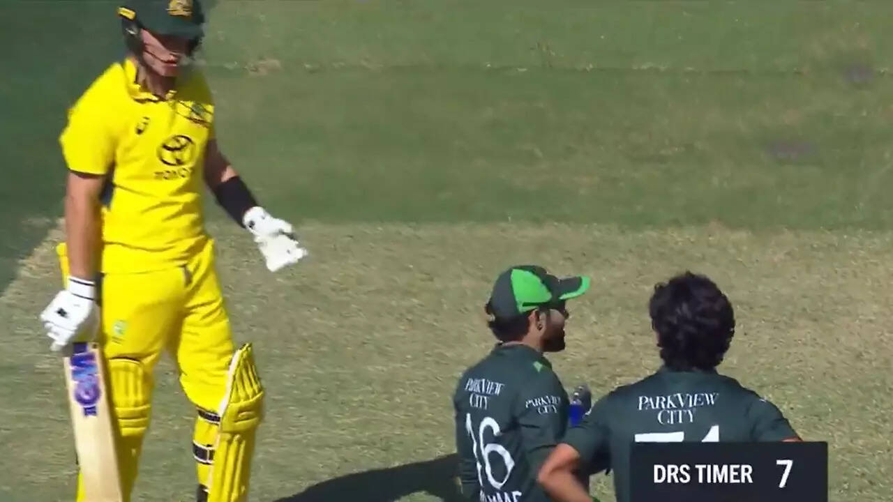 Hilarious! 'Should I take the review?' Rizwan consults Zampa - Watch