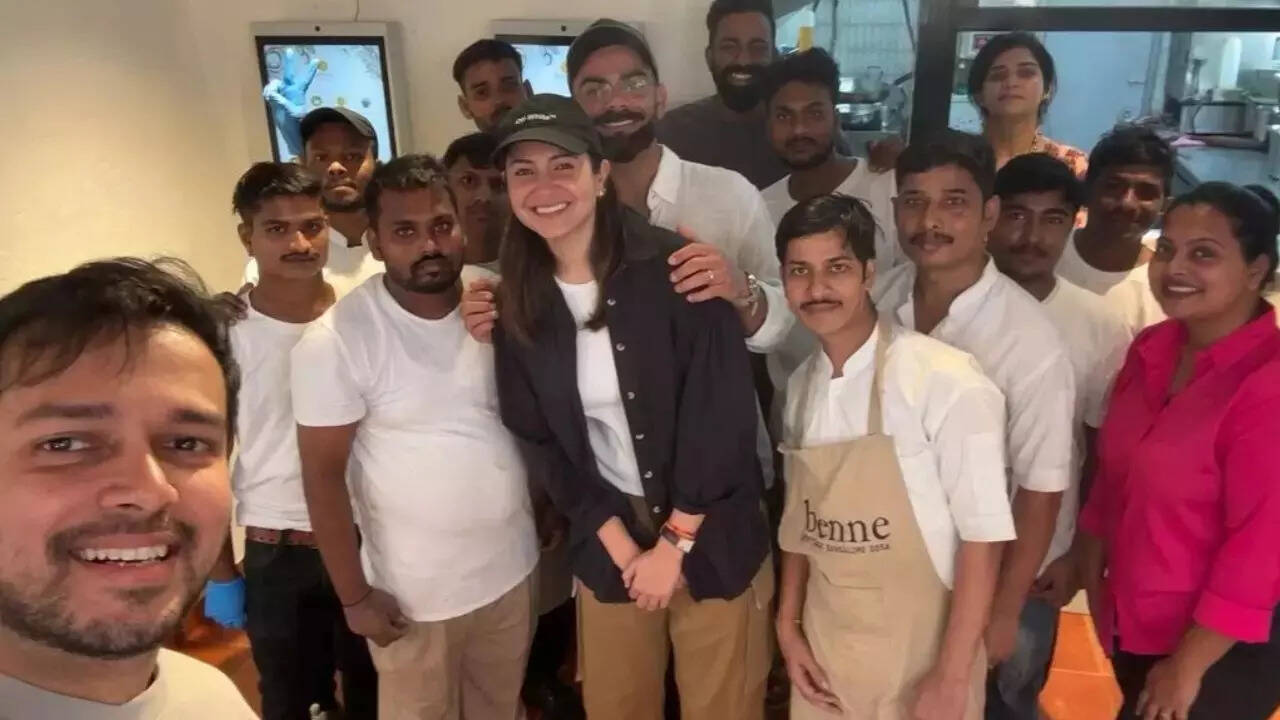 Virat holds Anushka close as they enjoy Benne Dosa