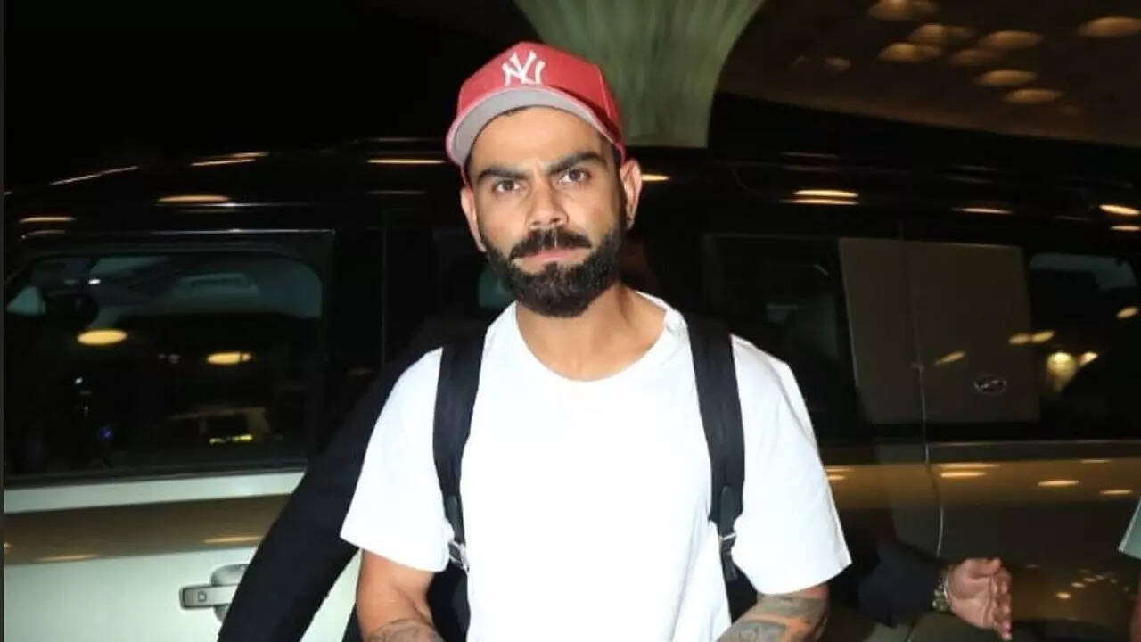 Virat Kohli gets snapped with fans at Mumbai airport before leaving for Australia