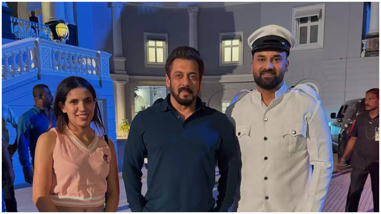 Salman's 1st pic from heavily guarded sets of Sikandar